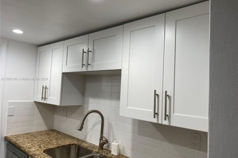 Condo in North Miami, Florida, 1 bedroom  № 1867609 - photo 7
