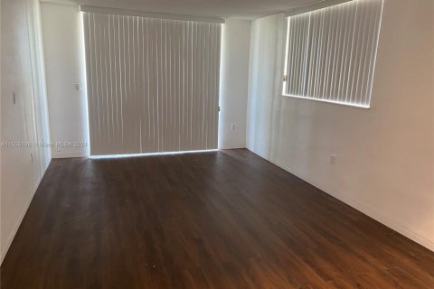 Condo in North Miami, Florida, 1 bedroom  № 1867609 - photo 12