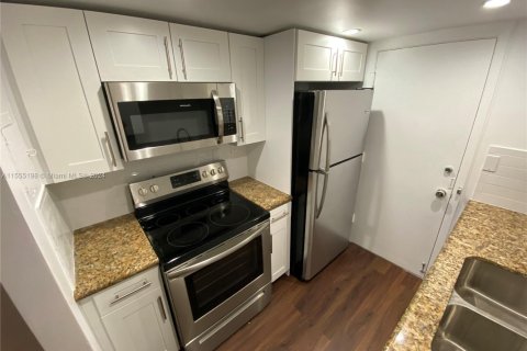 Condo in North Miami, Florida, 1 bedroom  № 1867609 - photo 5