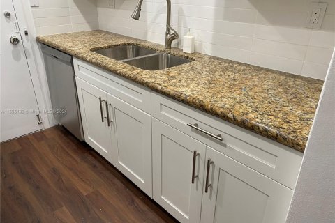 Condo in North Miami, Florida, 1 bedroom  № 1867609 - photo 6