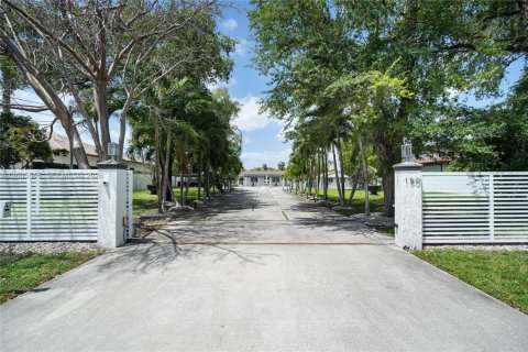 Casa en venta en Miami, Florida, 3 dormitorios, 169.08 m2 № 2069454 - foto 4