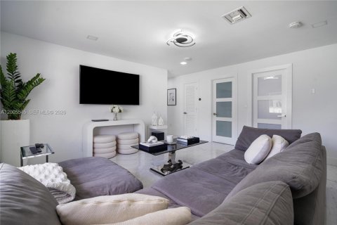 Casa en venta en Miami, Florida, 3 dormitorios, 169.08 m2 № 2069454 - foto 9