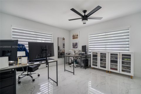 Casa en venta en Miami, Florida, 3 dormitorios, 169.08 m2 № 2069454 - foto 17
