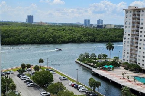 Condo in Sunny Isles Beach, Florida, 1 bedroom  № 1763349 - photo 1