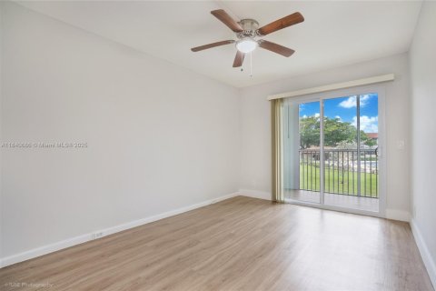 Condo in Pembroke Pines, Florida, 2 bedrooms  № 1838746 - photo 11