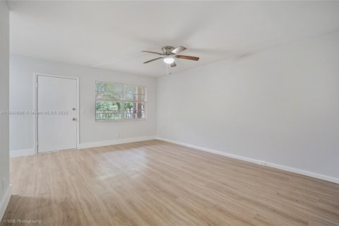 Condo in Pembroke Pines, Florida, 2 bedrooms  № 1838746 - photo 5