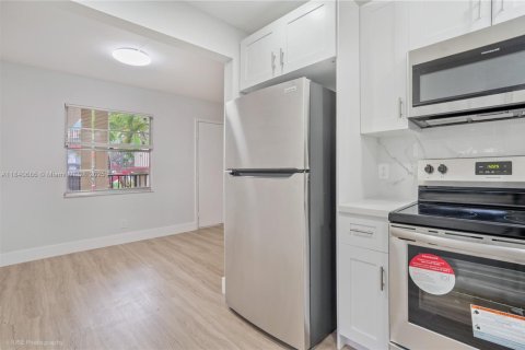 Condo in Pembroke Pines, Florida, 2 bedrooms  № 1838746 - photo 4