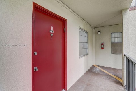 Condo in Pembroke Pines, Florida, 2 bedrooms  № 1838746 - photo 17