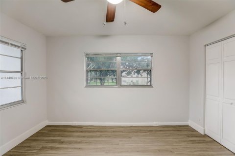 Condo in Pembroke Pines, Florida, 2 bedrooms  № 1838746 - photo 8