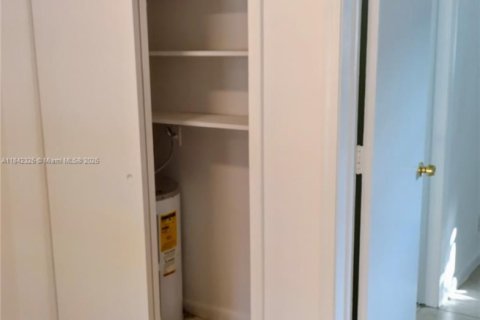 Propiedad comercial en venta en Fort Lauderdale, Florida, 257.15 m2 № 1838639 - foto 19