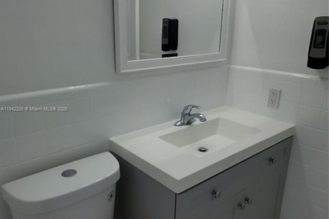 Propiedad comercial en venta en Fort Lauderdale, Florida, 257.15 m2 № 1838639 - foto 14