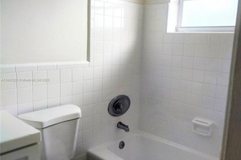 Propiedad comercial en venta en Fort Lauderdale, Florida, 257.15 m2 № 1838639 - foto 24