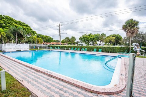 Villa ou maison à vendre à Tamarac, Floride: 2 chambres, 112.97 m2 № 2028702 - photo 11