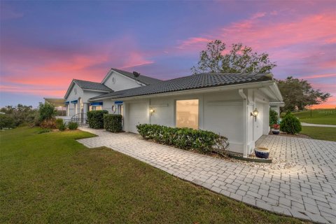 House in Lady Lake, Florida 3 bedrooms, 203.46 sq.m. № 1436908 - photo 1