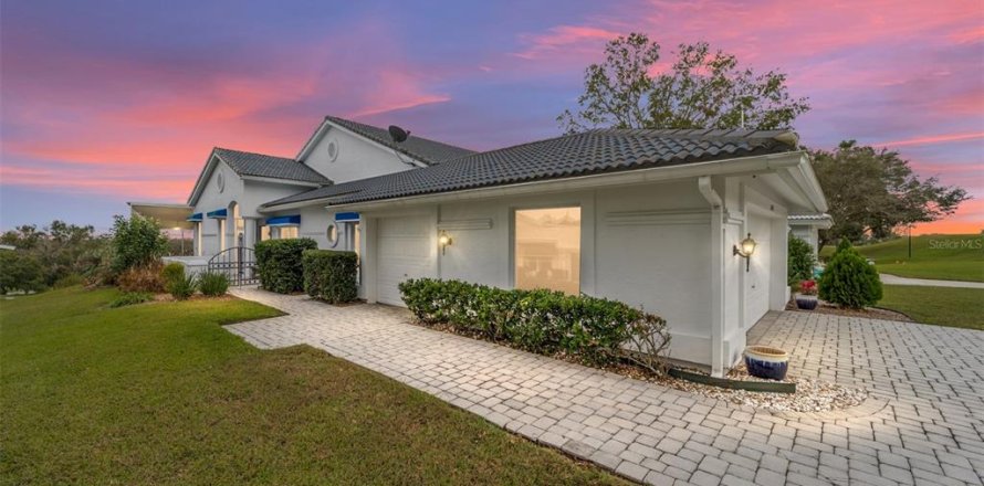 House in Lady Lake, Florida 3 bedrooms, 203.46 sq.m. № 1436908