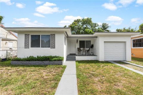 Купить виллу или дом в Майами, Флорида 2 спальни, 88.16м2, № 1933886 - фото 1