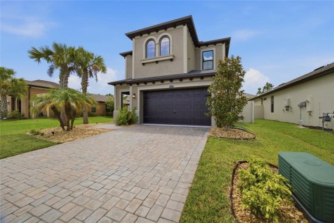 House in ESTANCIA

 in Wesley Chapel, Florida 4 bedrooms, 295.06 sq.m. № 2225491 - photo 3