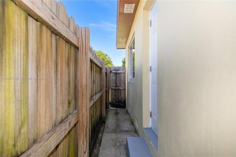 Casa en venta en Lake Worth, Florida, 2 dormitorios, 73.39 m2 № 2376348 - foto 25