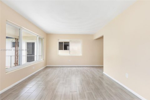Casa en venta en Lake Worth, Florida, 2 dormitorios, 73.39 m2 № 2376348 - foto 5