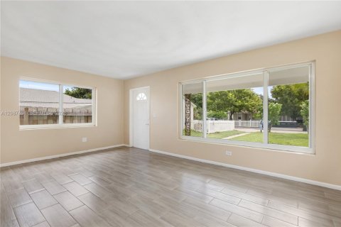 Casa en venta en Lake Worth, Florida, 2 dormitorios, 73.39 m2 № 2376348 - foto 8
