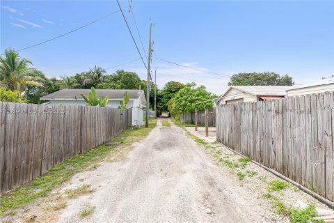 Casa en venta en Lake Worth, Florida, 2 dormitorios, 73.39 m2 № 2376348 - foto 23