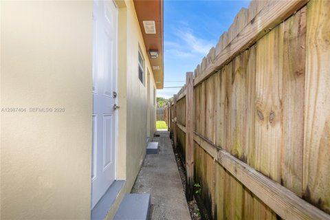 Casa en venta en Lake Worth, Florida, 2 dormitorios, 73.39 m2 № 2376348 - foto 26