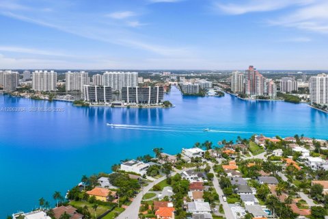 Casa en venta en Sunny Isles Beach, Florida, 3 dormitorios, 165.74 m2 № 2279508 - foto 3