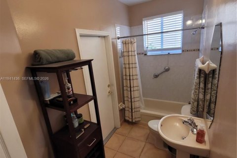 Villa ou maison à vendre à Miami, Floride: 4 chambres, 227.7 m2 № 1998992 - photo 8