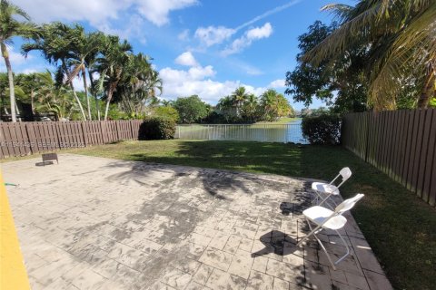 Villa ou maison à vendre à Miami, Floride: 4 chambres, 227.7 m2 № 1998992 - photo 9