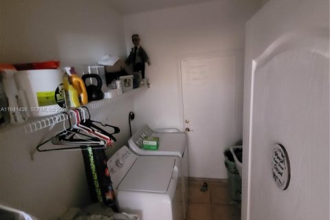 Villa ou maison à vendre à Miami, Floride: 4 chambres, 227.7 m2 № 1998992 - photo 6