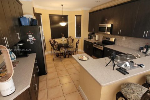 Villa ou maison à vendre à Miami, Floride: 4 chambres, 227.7 m2 № 1998992 - photo 4