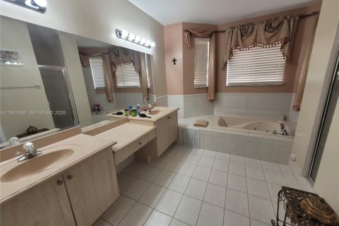 Villa ou maison à vendre à Miami, Floride: 4 chambres, 227.7 m2 № 1998992 - photo 14