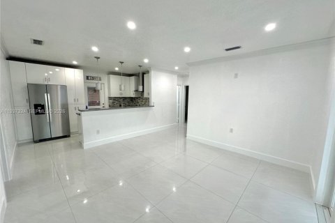 Villa ou maison à louer à Hialeah, Floride: 5 chambres № 1995170 - photo 2