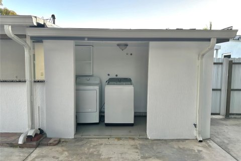 Villa ou maison à louer à Hialeah, Floride: 5 chambres № 1995170 - photo 13