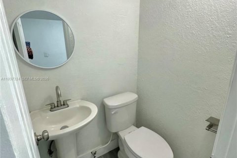 Villa ou maison à louer à Hialeah, Floride: 5 chambres № 1995170 - photo 23