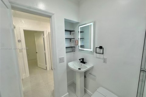 Villa ou maison à louer à Hialeah, Floride: 5 chambres № 1995170 - photo 8