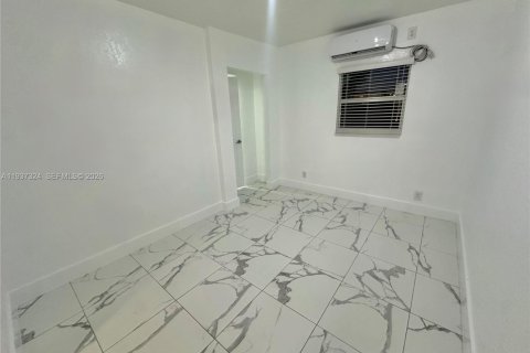 Villa ou maison à louer à Hialeah, Floride: 5 chambres № 1995170 - photo 16