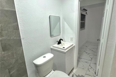 Villa ou maison à louer à Hialeah, Floride: 5 chambres № 1995170 - photo 19