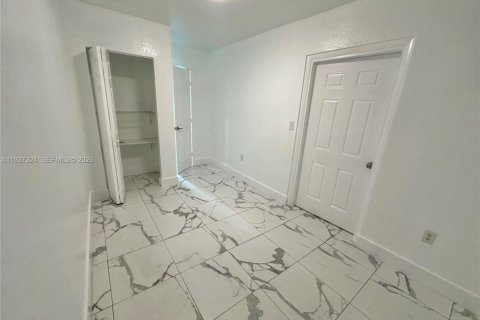 Villa ou maison à louer à Hialeah, Floride: 5 chambres № 1995170 - photo 17