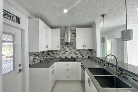 Villa ou maison à Hialeah, Floride 5 chambres № 1995170