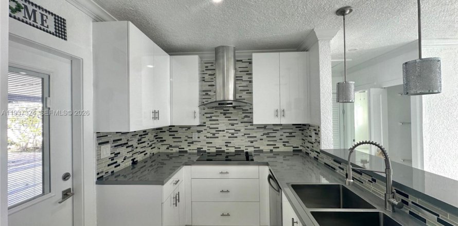 Villa ou maison à Hialeah, Floride 5 chambres № 1995170