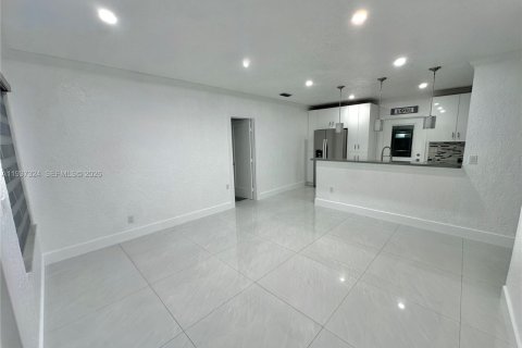 Villa ou maison à louer à Hialeah, Floride: 5 chambres № 1995170 - photo 3