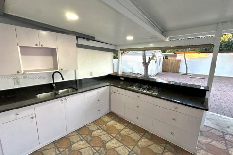 Villa ou maison à louer à Hialeah, Floride: 5 chambres № 1995170 - photo 11