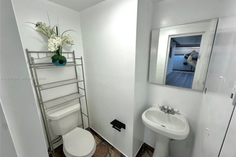 Villa ou maison à louer à Hialeah, Floride: 5 chambres № 1995170 - photo 10