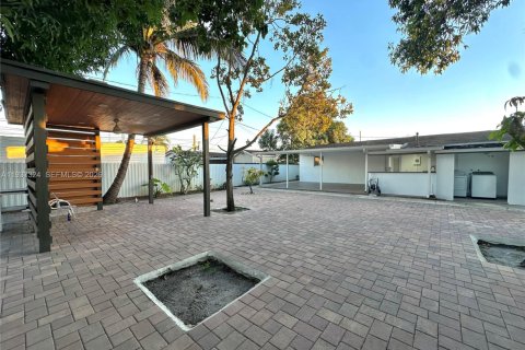 Villa ou maison à louer à Hialeah, Floride: 5 chambres № 1995170 - photo 12