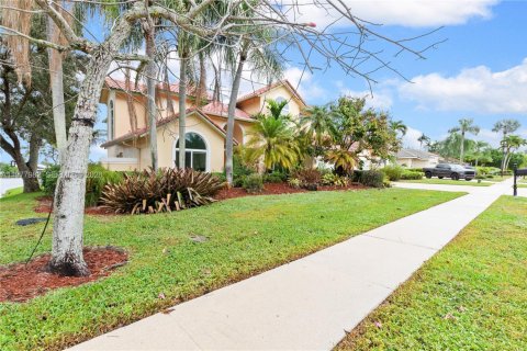 House in Plantation, Florida 5 bedrooms, 395.58 sq.m. № 2042130 - photo 3