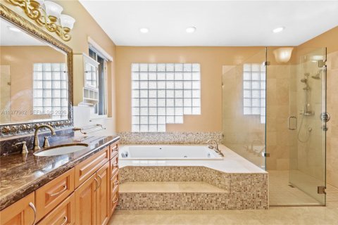 House in Plantation, Florida 5 bedrooms, 395.58 sq.m. № 2042130 - photo 19