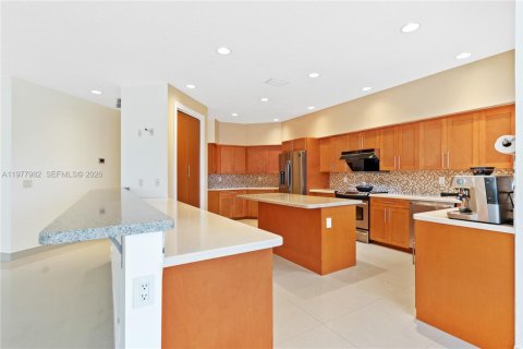 House in Plantation, Florida 5 bedrooms, 395.58 sq.m. № 2042130 - photo 11