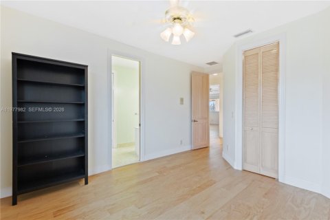 House in Plantation, Florida 5 bedrooms, 395.58 sq.m. № 2042130 - photo 26