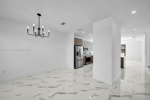 House in Cape Coral, Florida 4 bedrooms, 161.19 sq.m. № 1752019 - photo 8